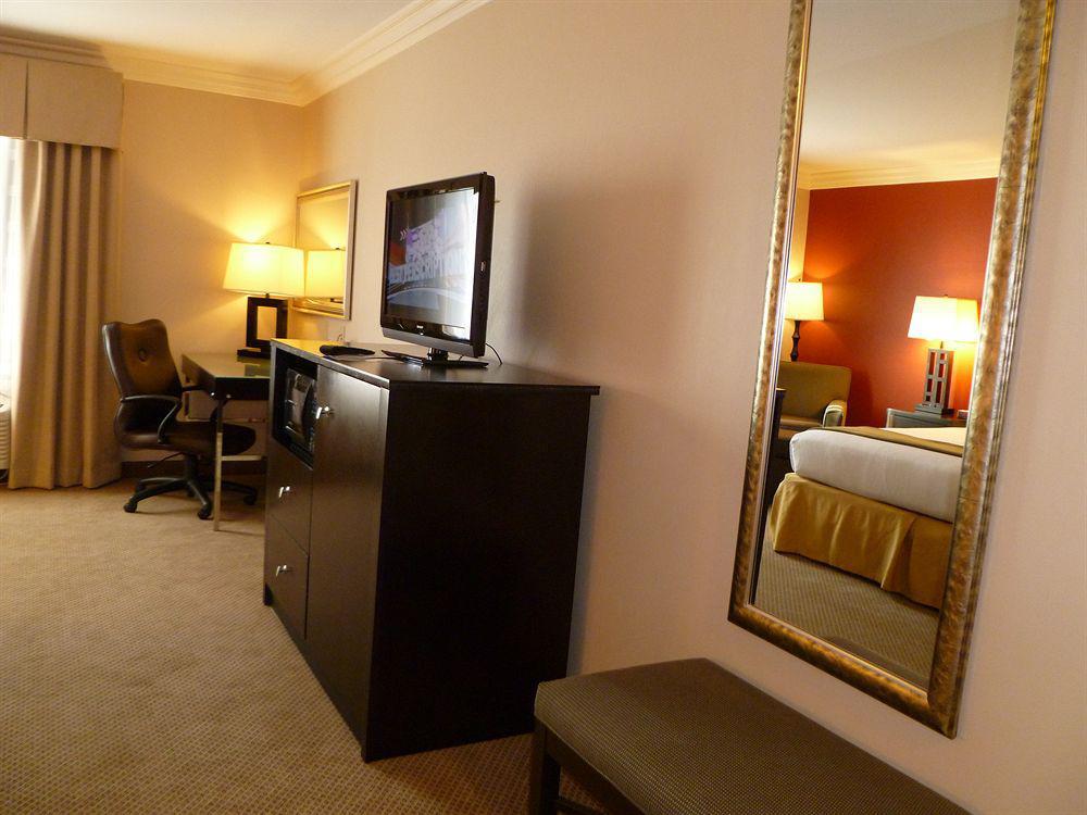 فندق تونتي ناين بالمزفي  فندق وأجنحة هوليداي إن إكسبريس توينتي ناين بالمز المظهر الخارجي الصورة